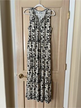 Max Studio Black and White Sleeveless Floral Maxi Dress